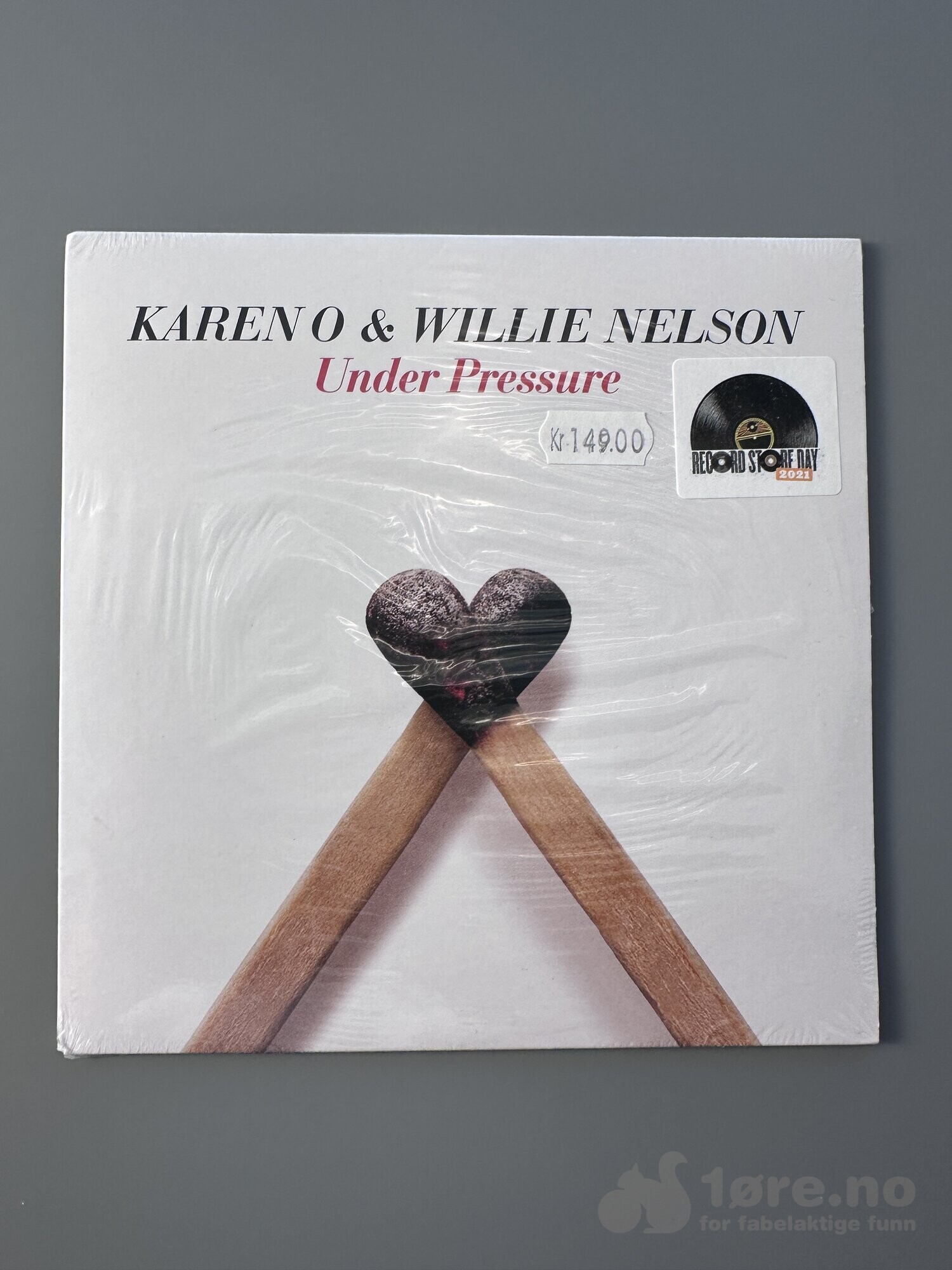 Singel - Karen O & Willie Nelson - Under Pressure, bilde 2