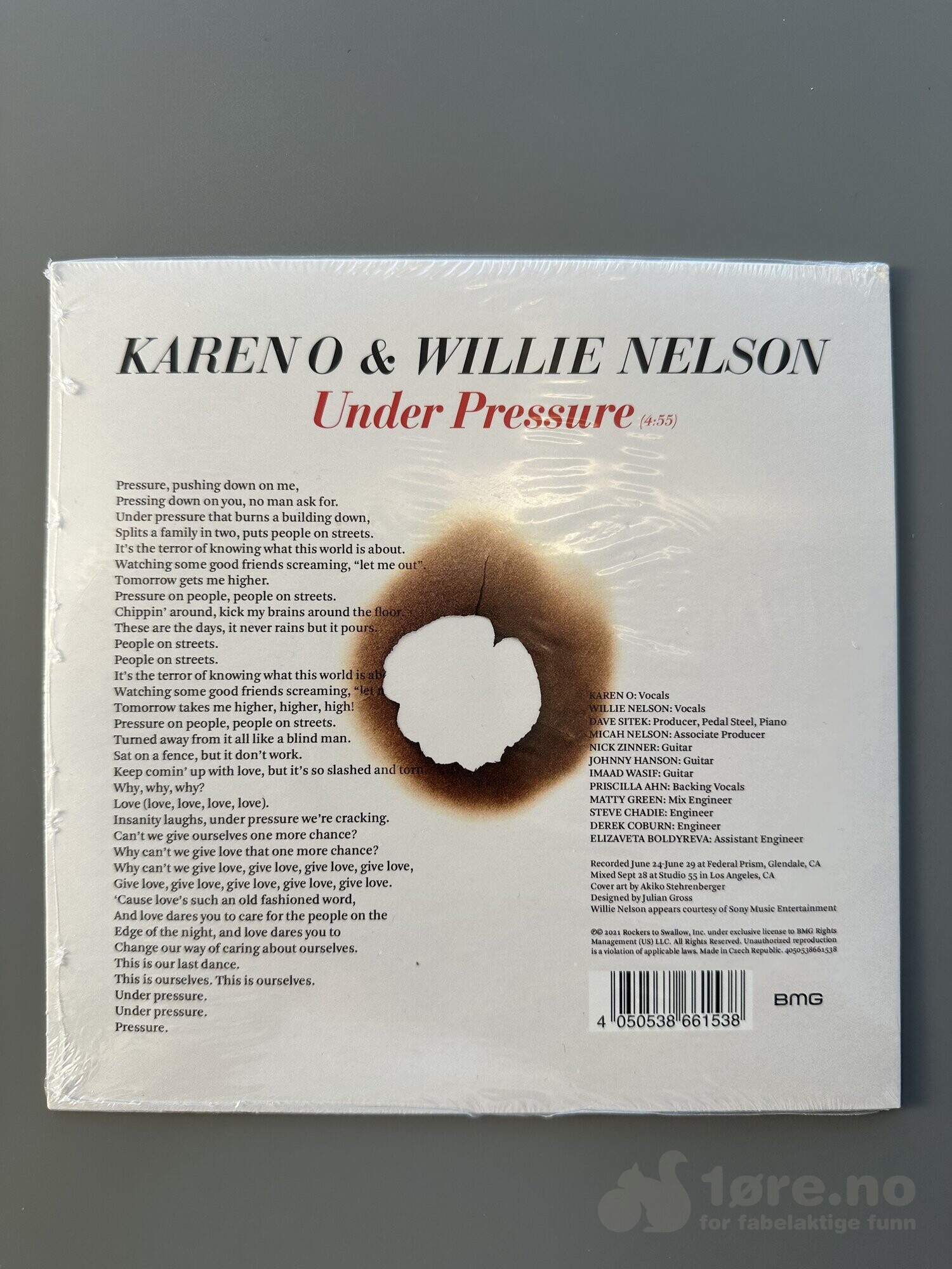 Singel - Karen O & Willie Nelson - Under Pressure, bilde 3